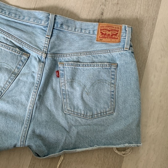 Women’s frayed Levis 501 Jean‎ shorts size W33 light Wash buttons fly distressed - Picture 7 of 9